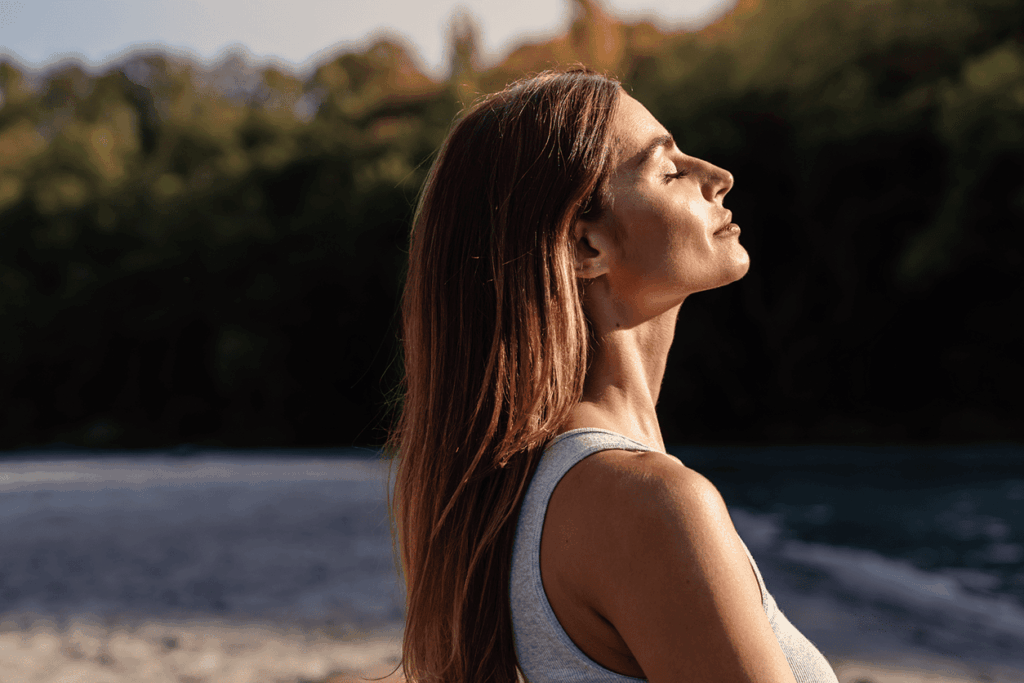 Image of a woman sitting relaxed.